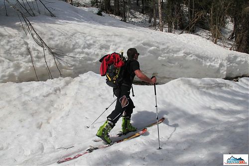 Šlapu na pásech do sedla Vršič - vybavení: 1. vázání Fritschi Diamir Vipec, 2. lyže Mountain Wave, 3. ABS lavinový batoh Ortovox, 4. ultra lehké skialpinistické hole Kohla. Foto: Bruder