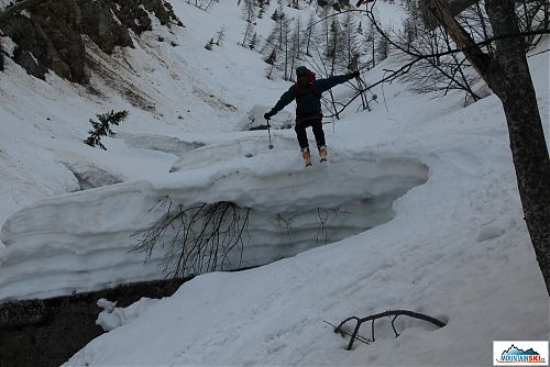 Mira se pomocí skoků dostává do nižších nadmořských výšek potočním korytem