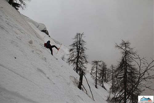 Mira při akrobatické jízdě dole kopcom