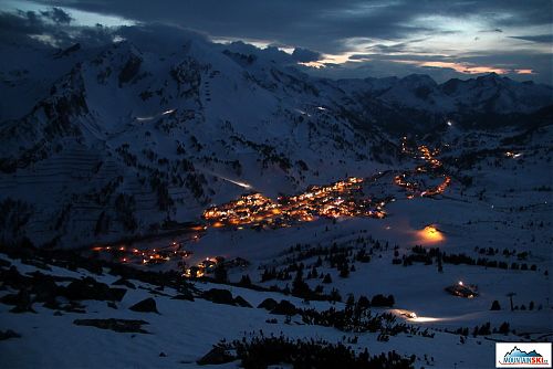 Pro sjezd jsme si vybrali tento volný terén, bez čelověk to bylo mezi vykukujícím skalkami docela zábavné... v Obertauernu je apres ski v plném proudu