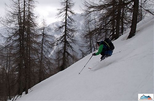 Sjezd mokrou kaší na lyžích Mountain Wave