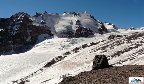 Pohled od Bethlemi Hut - ledovec Gergeti, Kazbek za zády. Snadný, relativně bezpečný ledovec, když člověk jde přímou cestou napříč. Zpátky jsme ho, po vzoru záchranářů, šli nenavázaní a nebyl s tím jediný problém, trhlinky jen nepatrné