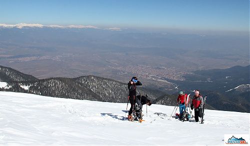 Příprava ke sjezdu, pod námi je Bansko a vzadu Rila