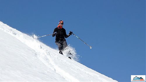 Maki míjí Ropákovu sjezdovou stopu