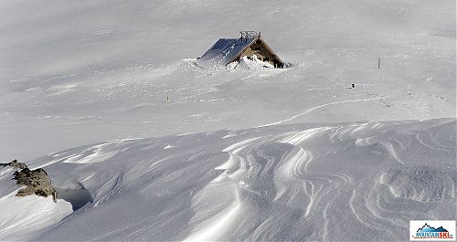 Chvilka práce s lopatou a máme střechu nad hlavou, dečky s protěží a bačovo mok, zbyl jen Bačův bůček, na ten jsme neměli odvahu, foto Markéta Syllová