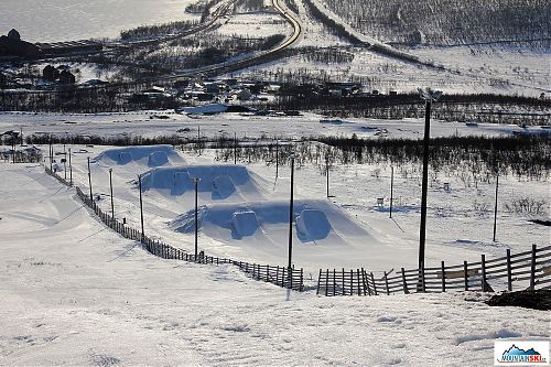 Snowpark oddělený větrolamy od zbytku