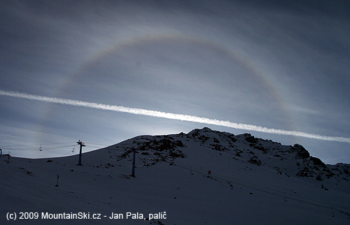 Halo nad nejvýše položenou lanovkou v lyžařském středisku Čimbulak