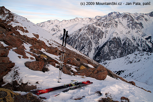 V Kazachstánu na začátku prosince 2009 zapadalo slunce zapadalo ve čtyři odpoledne, dále byly jen kameny, takže odtud z výšky 3300 metrů dolů