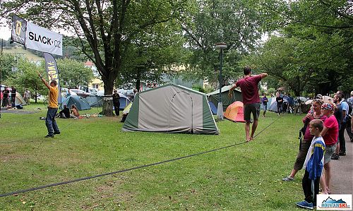 Slackline v parku