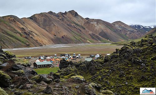 Kemp v Landmannalaugar leží na úpatí Duhových hor