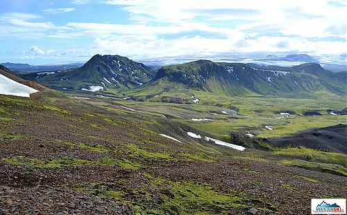 Na horizontu se třpytí ledový příkrov Mýrdálsjökullu, pod nímž dřímá sopka Katla