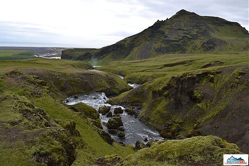 Dál na jih se řeka Skógá vlévá do oceánu