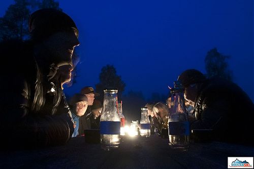 Večerní posezení při čelovkách s plodnou diskuzí 