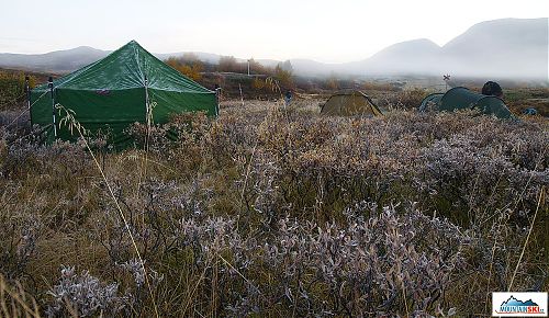 Osmimístný stan Hilleberg Altai je natolik velký, že všech osm může současně vařit