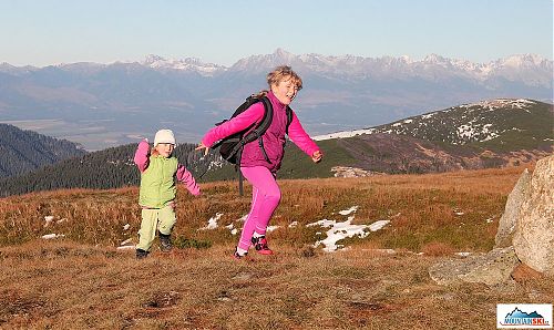 Jakmile se objevilo sebemenší množství sněhu, hned stoupla fyzická aktivita při koulování a honění se