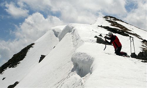 Chuckie poprvé boří lopatu do sněhu k pokusu o uvolnění malé převěje z hřebene ve výšce 2724 metrů v Pyrenejích