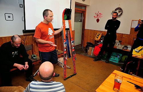 Rychlé sestavení provizorního svozného prostředku s použitím setu K2 The Shaxe a lyží TUA Excalibur