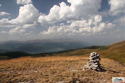 Hřebenovka v NP Mavrovo přes se třemi vrcholy na Sandaktash, v pozadí jezero Mavrovo