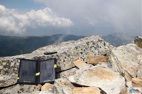 Ideální dobíjecí místo, stačí slunce, GoalZero a k tomu vrchol Baba (2601 m) v Pelisteru