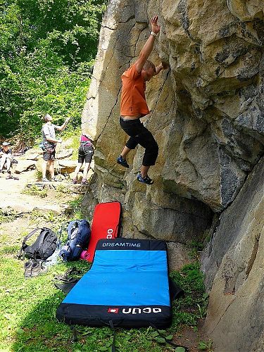 Praktické zkoušení bouldermatek Ocún