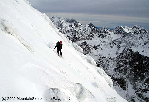 Dušan skiing to Czech valley below ridge of Rysy