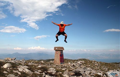 Další oblíbená činnost na vrcholu Magaro, vpravo Golemo Prespansko jezero, zatímco vlevo je Ohrid