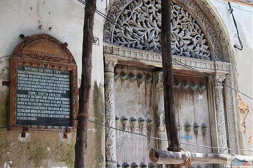 Jedna z mála fantastických věcí na Zanzibaru - vyřezávané a zdobené dveře a vrata