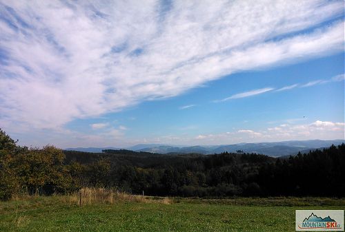 Výhled z Lázů na Beskydy - v pozadí vyčnívá Radhošť