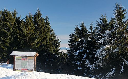 Výhled ze Stratence na Malou Fatru, turistický informační panel je dost pod sněhem