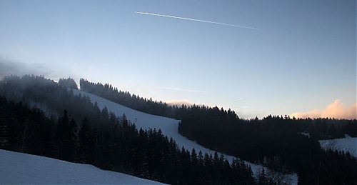 Nahoře chata Kohútka, pod ní hlavní lyžařský svah