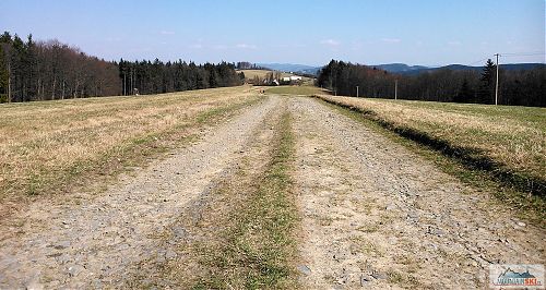 Tady je podklad ještě normální, bohužel blíže k Trojáku, a na druhou stranu od něj až po Bludný, je udělána nová asfaltová silnice