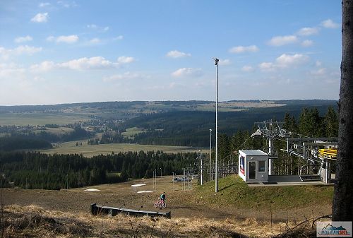 Výhled z Plešivce na čtyřsedačku s údajnou délkou 500 m - podle mapy.cz 360 m