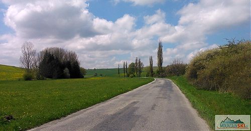 Z Horního Lidče do Lačnova jsou krásné louky po obou stranách silnice