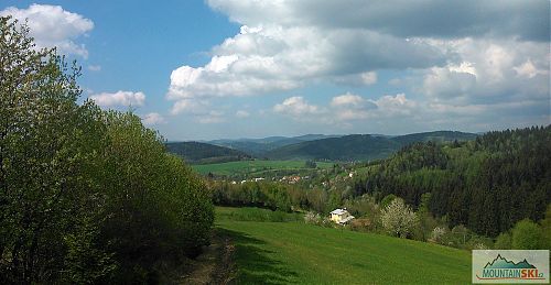 Sjezd do Študlova po louce, cesta byla rozjěžděná