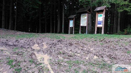 Trochu zapeklitá otázka - jak se dostat přes bahniště k rozcestníku?