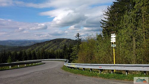 Pohled od rozcestí Pod Portášem do údolí