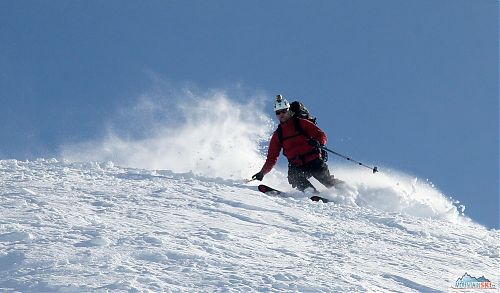 Bruder valí dole kopcom z jednoho z mnoha norských vrcholů