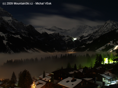 Výhled z našeho balkonu v noci byl opravdu úchvatný, Švýcaři v pozadí osvětlují vodopád