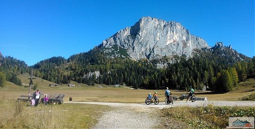 Kromě MTB trailů byly cyklisty využité i vysokohorské pláně, tady pod skalní stěnou Stubwieswipfelu (1786 m)