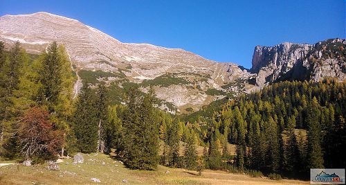 Uprostřed vede krásný vyhlídkový stoupavý traverz k Rote Wand (1872 m)