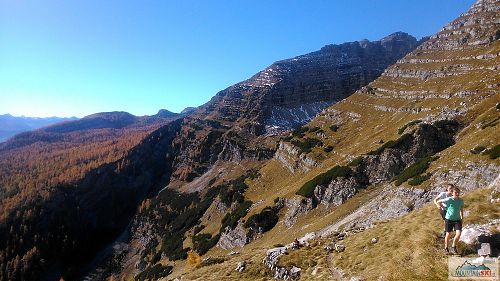 Pohled z horní části traverzu zpět - vpravo částečně vykukuje vrchol Warscheneck (2388 m)