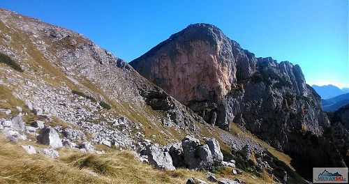 Rote Wand (1872 m) má z jedné strany stěnu v horní části s převisem, zatímco z druhé strany je pláň