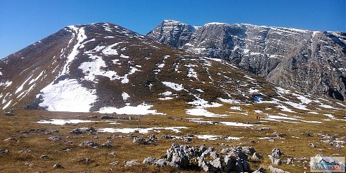 Sněhová pole mezi planinou Speikwiese a vrcholem Warscheneck (2388 m)