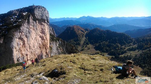 Na stěně Rote Wandu (1872 m) je v horní části krásně nasvícen převis