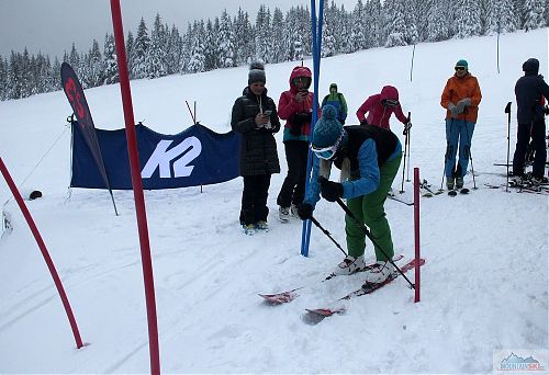 První závodnice prvního ročníku skialptlonových závodů právě odstartovala