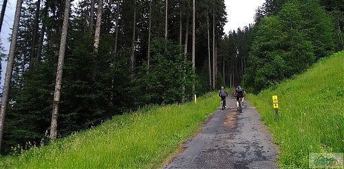 Smíšená dvojice mě na elektrokolech předjela při focení na sjezdovce