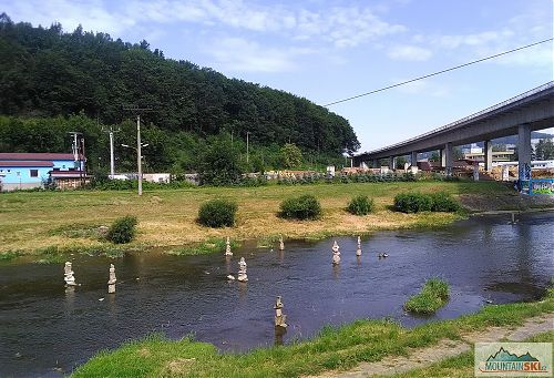 V korytě Vsetínské Bečvy na Ohradě je řada zajímavých mužiků - toto je jen část z nich