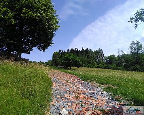 Soudruzi v Pozděchově používají ke zpevnění silnice zaručeně přírodní materiály