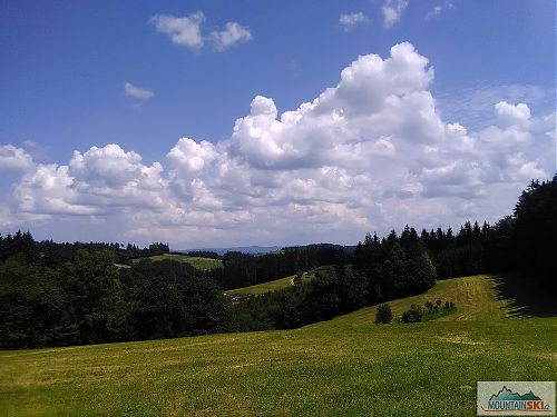 Hostýnské vrchy, nad nimiž si hrají mraky