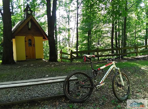 Kaplička na Papradné, jen kolem ní projíždějí motorkáři